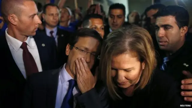 Yitzhak Herzog and Tzipi Livni confer while campaigning in Tel Aviv (17 March 2015)