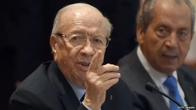 Tunisian President Beji Caid Essebsi (L) speaking during a meeting with members of the central committee of his Nidaa Tounes party