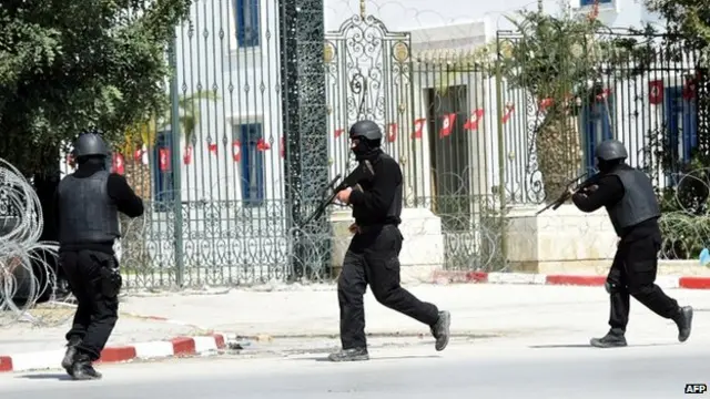 Tunisian police outside the Bardo museum in Tunis