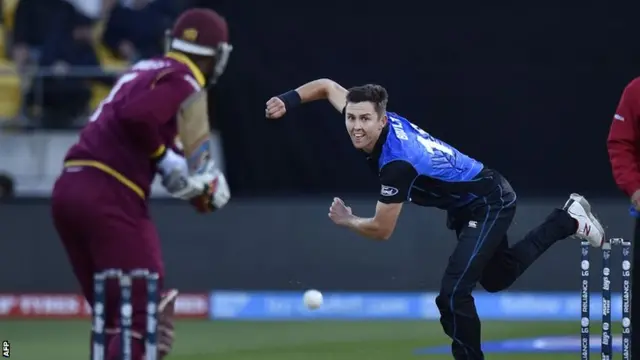 Trent Boult bowls to Samuels