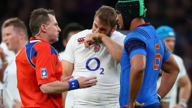 Nigel Owens talks to respective captains Chris Robshaw and Thuerry Dusautoir