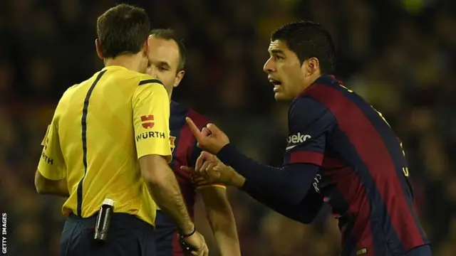 Luis Suarez complains to the referee