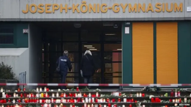 A police officer and a woman enter the Joseph-Koenig-Gymnasium high school in Haltern am See (25 March, 2015)