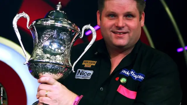 Scott Mitchell with the BDO trophy