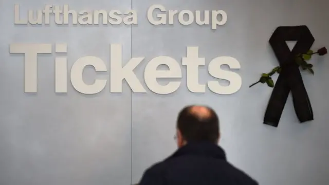 A man stands outside the ticket office of Lufthansa at Duesseldorf airport in Germany (26 March 2015)