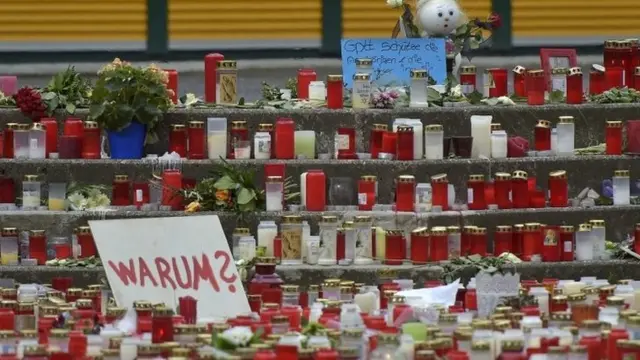 Flowers and candles placed in front of the Joseph-Koenig Gymnasium in Haltern, Germany (26 March 2015)