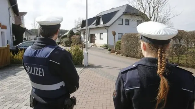 German police outside Andreas Lubitz's home in Montabaur, in west Germany (26 March 2015)