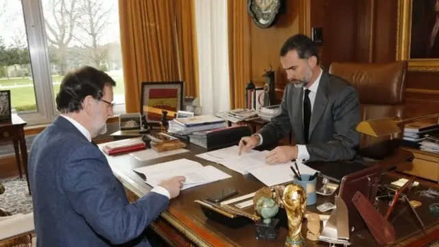 Spain's Prime Minister Mariano Rajoy speaks to King Felipe VI about the plane crash (26 March 2015)