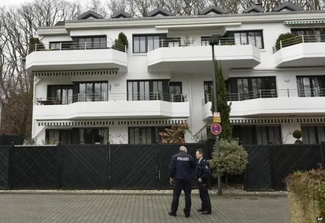 German police stand outside what is believed to be Andreas Lubitz's flat in Duesseldorf (26 March 2015)