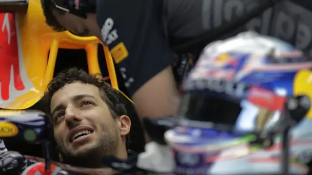 Daniel Ricciardo in the garage