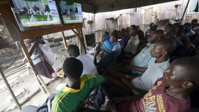 People gather at a public viewing centre in the Obalende district of Lagos, on 31 March 2015 to follow developments as partial results of the Nigerian presidential elections are released by the Independent National Electoral Commission.