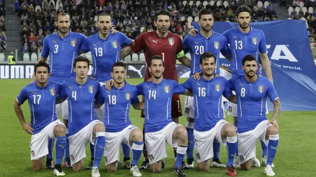 Italy line up for the national anthem