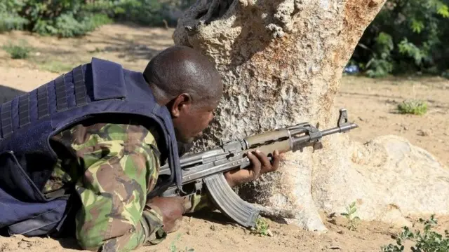 Kenyan soldiers by Garissa campus