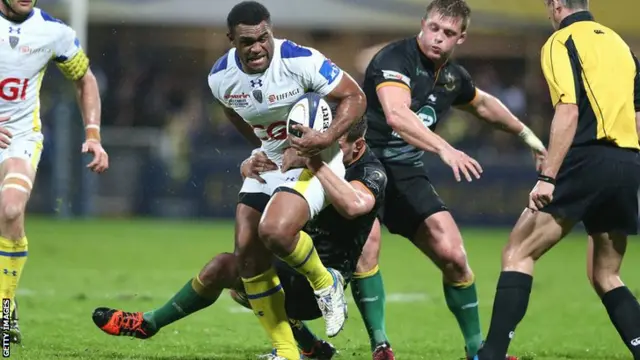 Napolioni Nalaga on the attack for Clermont