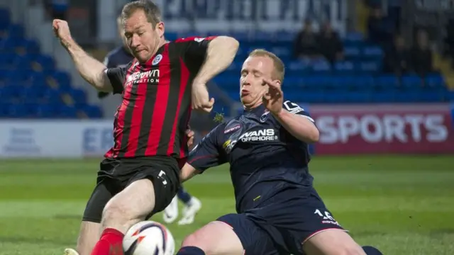 A committed challenge between St Johnstone's Frazer Wright and Ross County's Liam Boyce