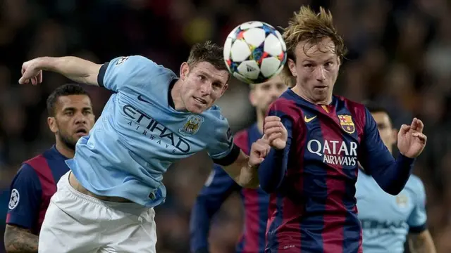 Barcelona midfielder Ivan Rakitic (right)