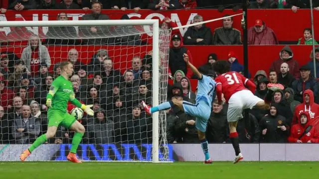 Marouane Fellaini scores Manchester United's second goal