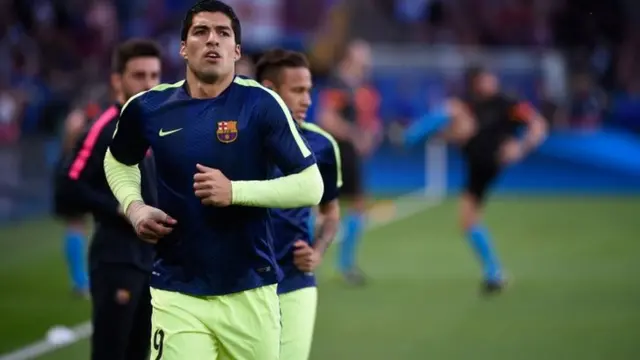 Luis Suarez warms up