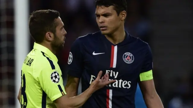 Jordi Alba speaks with Thiago Silva