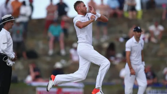 Stuart Broad bowls