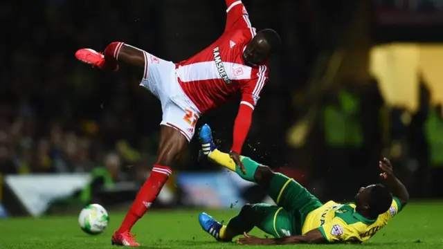 Alex tettey tackle on Albert Adomah