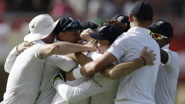 England team celebrate James Anderson