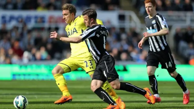 Christian Eriksen fights for possession