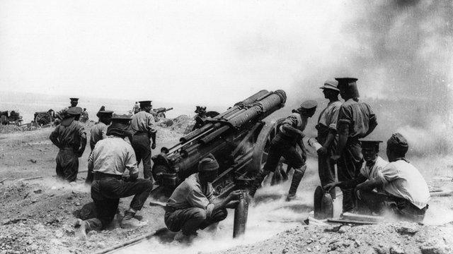 Soldiers surround a field gun in Helles Bay, Gallipoli