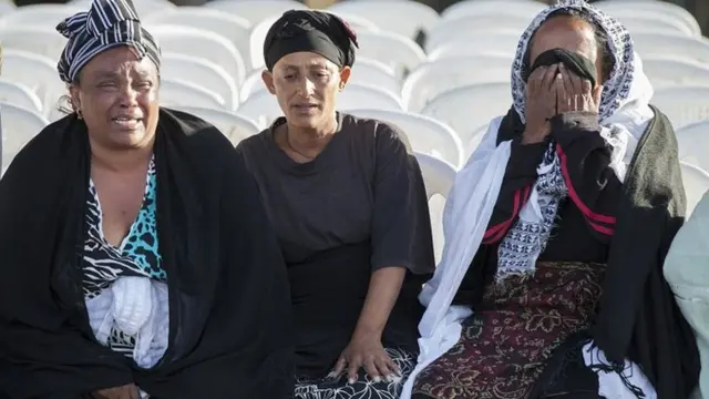 Relatives of two Ethiopians, Eyasu Yikno-Amlak and Balcha Belete, who were killed by Islamic State militants react during a rally on 22 April 2015 in Addis Ababa