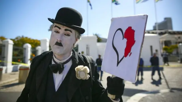 A mime artist outside parliament joins foreign nationals and members of various South African civil society groups during an anti-xenophobia march through Cape Town, South Africa, 22 April 2015