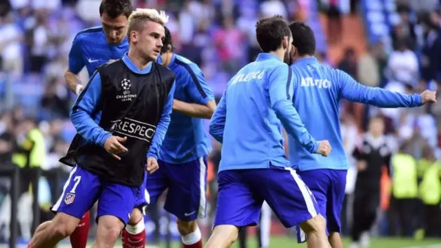 Antoine Griezmann warms up pre-match