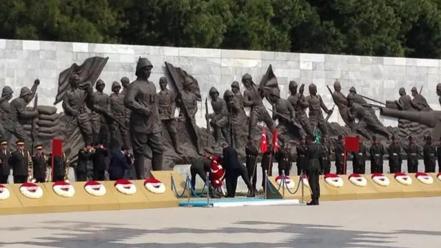 President Erdogan laying a wreath at the service