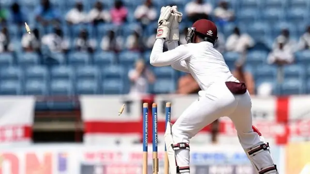 Denesh Ramdin breaks the wicket