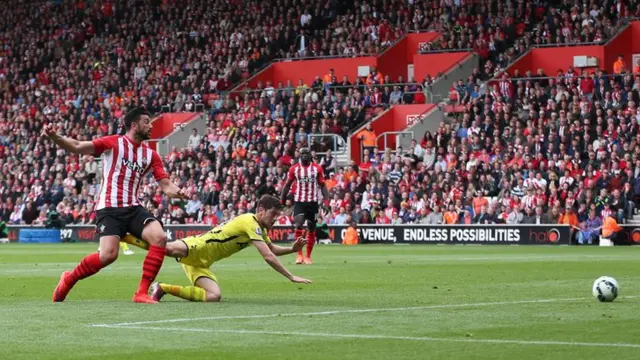 Graziano Pelle scores for Southampton against Tottenham