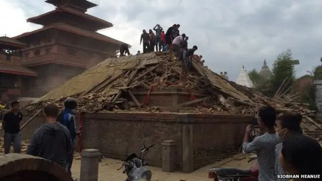 Images showing the moments before and after the quake struck temples in Kathmandu, taken by ABC News Australia reporter Siobhan Heanue