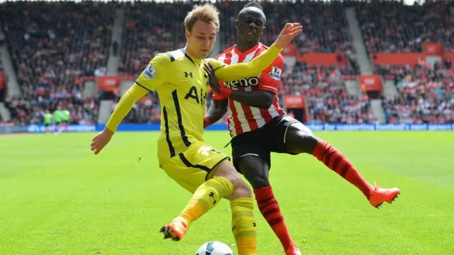 Saido Mane fights for Southampton's second goal