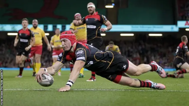 Tyler Morgan try for the Dragons