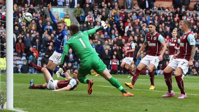 Jamie Vardy scores for Leicester