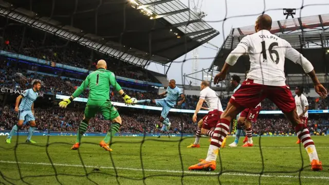 Fernandinho scores for Man City