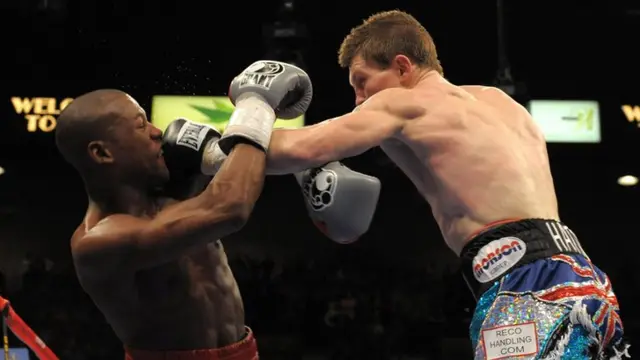 Ricky Hatton (right) fighting Floyd Mayweather in 2007