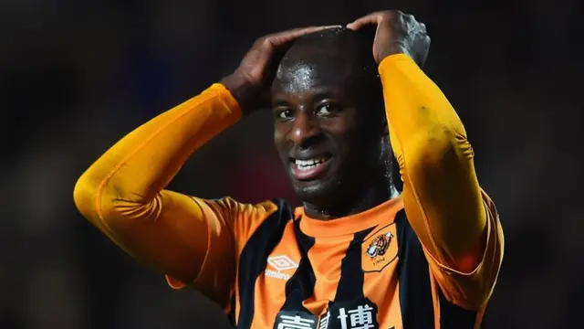 Hull's Sone Aluko goes close