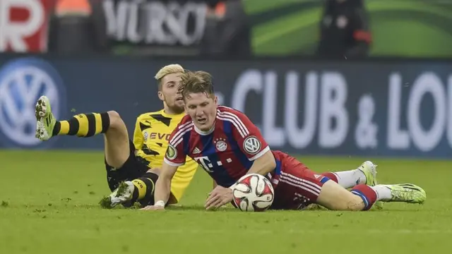 Kevin Kampl fouls Bastian Schweinsteiger