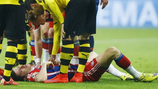 Robert Lewandowski lies injured for Bayern