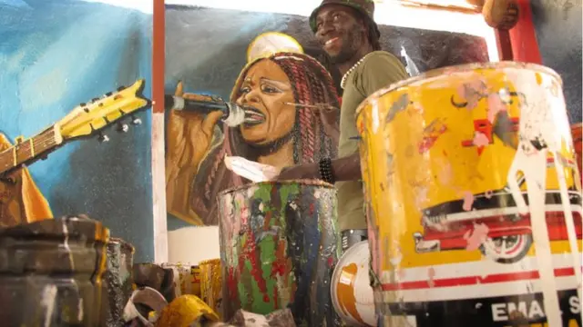 Caricaturist Drissa Konate painting