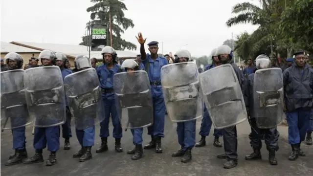 Police in Bujumbura, Burundi (30 April 2015)