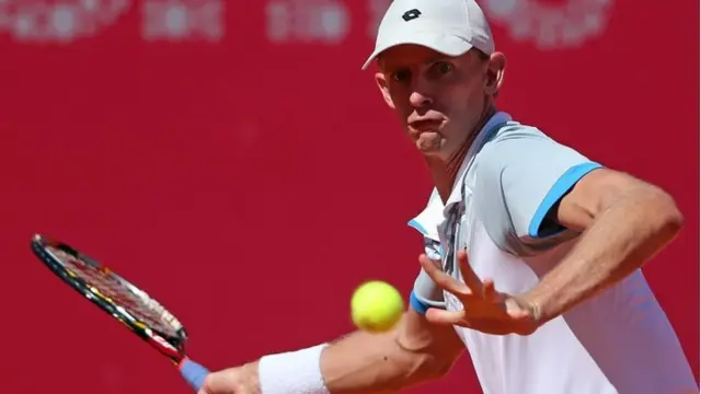 Kevin Anderson of South Africa returns a ball to Guillermo Garcia-Lopez of Spain during their second round match at the Millennium Estoril Open in in Estoril, Portugal, 30 April 2015