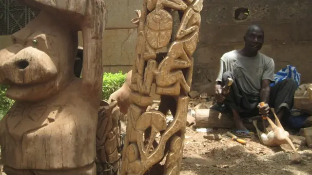 Wood sculptor in Bamako