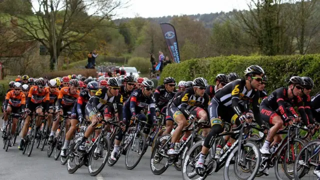 Tour de Yorkshire peleton