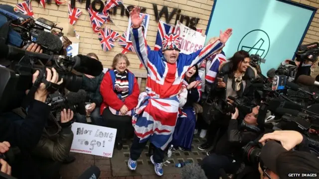 Royal fans celebrate the announcement