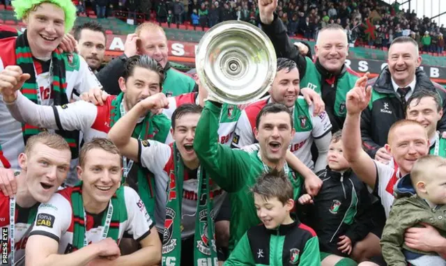 Glentoran celebrate after their 1-0 win over Portadown in the 2015 Irish Cup final